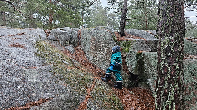 Barn som g&aring;r uppf&ouml;r en stenkulle